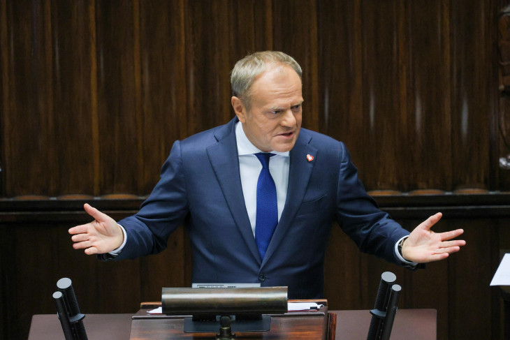 Tusk az Orbán-kormány kritikusa, de a bevándorlást tekintve ő is szigorpárti 