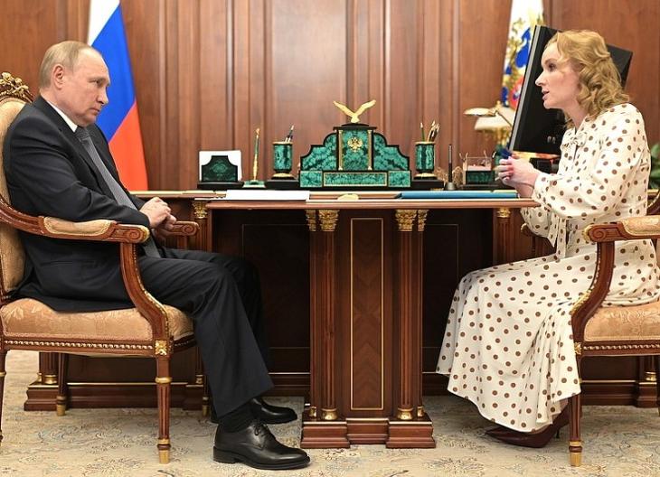 A nap képe: pöttyös ruhás nővel találkozott ma Vlagyimir Putyin