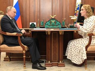A nap képe: pöttyös ruhás nővel találkozott ma Vlagyimir Putyin
