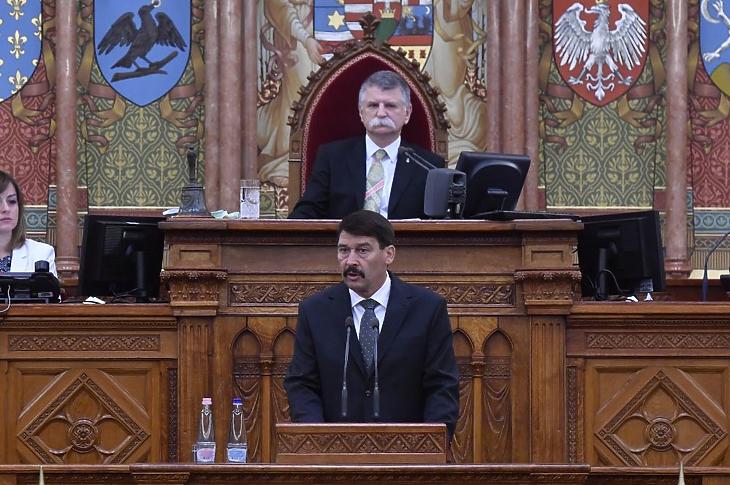 Áder János köztársasági elnök, mögötte Kövér László házelnök (Fotó: MTI/Máthé Zoltán)