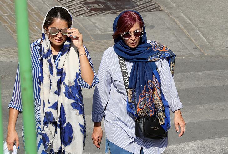 Iráni nők sétálnak egy teheráni utcán. Fotó: EPA/ABEDIN TAHERKENAREH