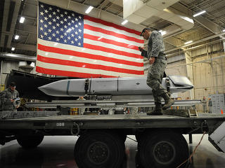 Vadiúj nehézbombázóval próbálkozik az amerikai légierő