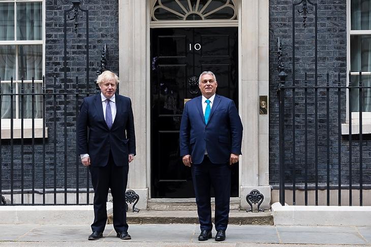 Boris Johnson fogadja Orbán Viktort a Downing Street 10. előtt Londonban 2021. május 28-án. EPA/VICKIE FLORES