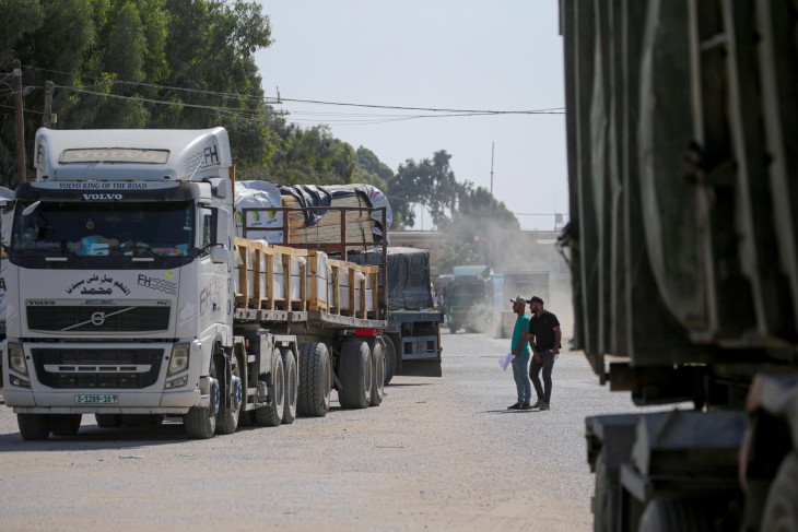 Palesztin teherautók Rafahban a Gázai övezetben 2023. szeptember 6-án. Fotó: EPA/MOHAMMED SABER 