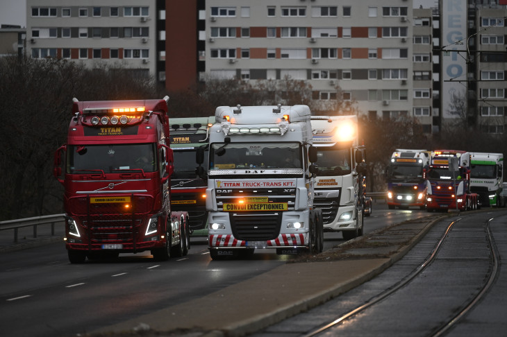 Kamionos tüntetés a fuvardíjak emelése ellen Budapesten 2025. december 22-én. 