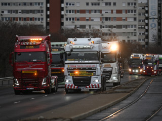 Benzinkúton éjszakáznak, holnap is tüntethetnek a kamionosok