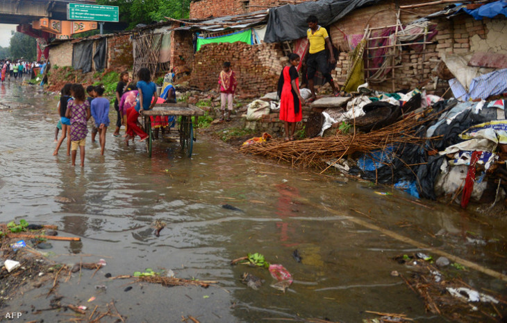 Mumbai-ra szokatlanul nagy eső zúdult