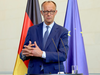 Friedrich Merz német kancellár a Kiriákosz Micotákisz görög miniszterelnökkel közösen tartott sajtóértekezletén a berlini kancellári hivatalban 2025. május 13-án. 