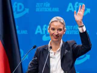  Alice Weidel, az ellenzéki német Alternatíva Németországnak (AfD) párt társelnöke és kancellárjelöltje a párt riesai kongresszusán 2025. január 11-én. A kongresszuson határoznak a párt választási programjáról. Az előrehozott parlamenti választásokat február 23-án tartják Németországban. 