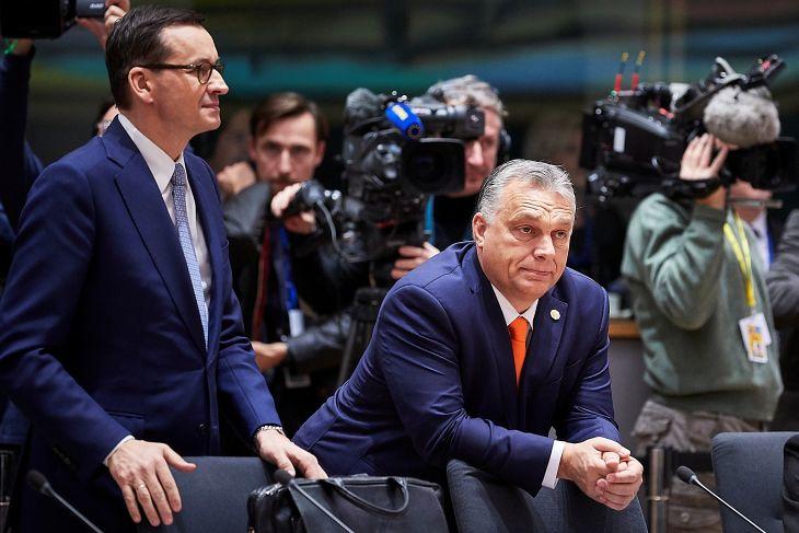 Pénzre várva. Mateusz Morawiecki lengyel kormányfő és Orbán Viktor miniszterelnök a 2019. decemberi EU-csúcson Brüsszelben. (Fotó: Európai Tanács)