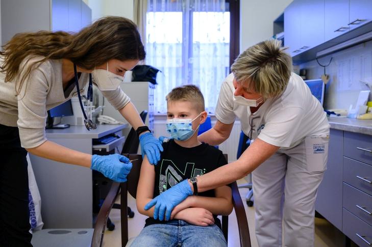 Beoltanak egy fiút a Pfizer-BioNTech koronavírus elleni oltóanyag, a Comirnaty-vakcina gyerekek oltására alkalmas változatának második adagjával (Fotó: MTI/Vasvári Tamás)