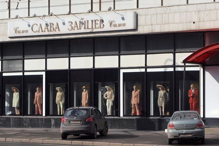 A Zajcev-divatház üzlete a Proszpekt Mirán 2009-ben. Régi fényéből vesztett egy kicsit, de bőven túlélte a nyugati konkurenciával való találkozást. Fotó: Wikimedia