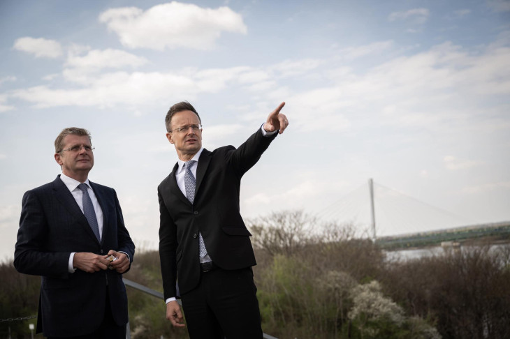 A szlovák Nemzeti Tanács alelnöke, Peter Žiga Szijjártó Péter külügyminisztert hallgatja