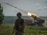 Ukrán katonák BM-21-es Grad rakétavetővel lövik az orosz állásokat a kelet-ukrajnai Bahmut közelében húzódó fronton 2023. június 21-én. Fotó: MTI/AP/Irina Ribakova