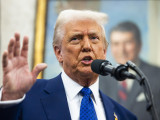 Donald Trump amerikai elnök beszél a sajtó képviselőihez, miután Tulsi Gabbard, a Nemzeti Hírszerzés új igazgatója letette hivatali esküjét Pam Bondi amerikai igazságügyi miniszter előtt a washingtoni Fehéz Házban 2025. február 12-én.
