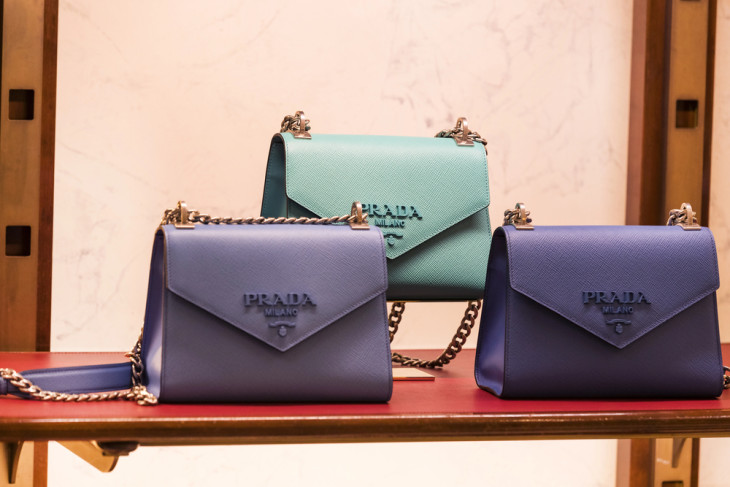 Az oroszok szűk rétege továbbra is rengeteg pénzt költ az olyan európai luxusmárkákra, mint a Prada