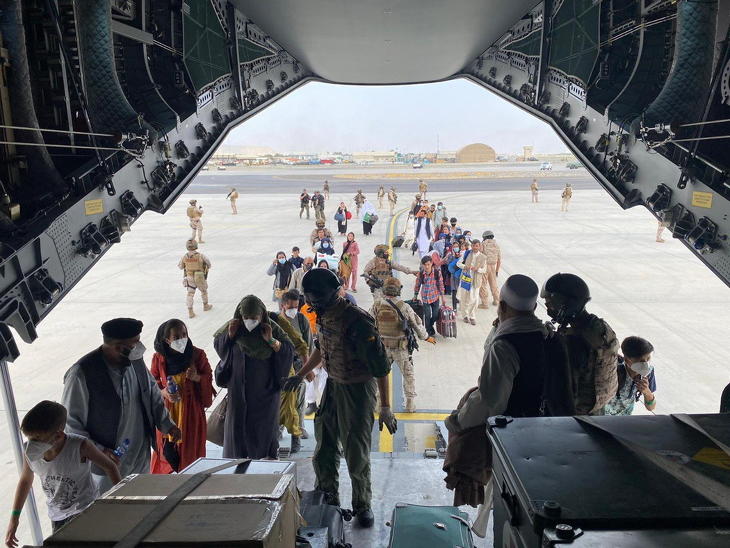 Képen katonák segítenek beszállni az afgán fővárosból menekülő embereknek a spanyol légierő A400M-es katonai teherszállító repülőgépébe a kabuli repülőtéren 2021. augusztus 18-án. Fotó: MTI/EPA-EFE/Spanyol védelmi minisztérium