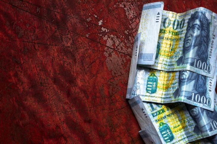 Tovább esik a forint, történelmi mélypont a svájci frankkal szemben