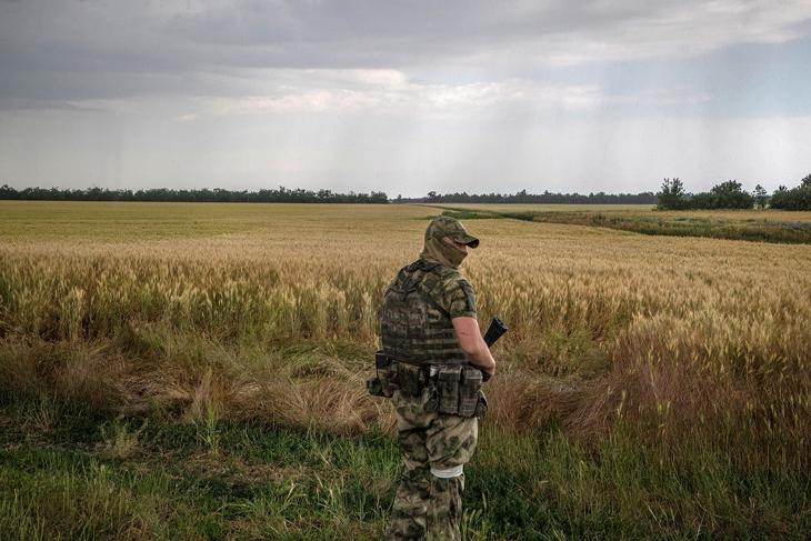 Láthatatlan küzdelem földön és égen. Orosz katona az ukrajnai Melitopol közelében 2022. június 14-én. Fotó:  EPA/SERGEI ILNITSKY