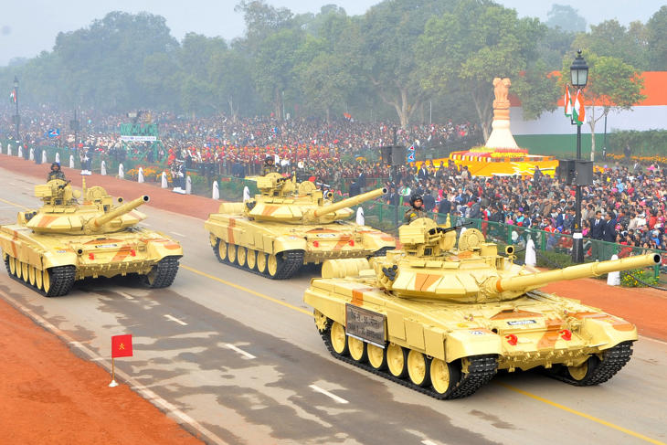 Indai T-90-es tankok felvonulása egy 2014-es díszszemlén - az ország hadserege nagyjából 80 százalékban szovjet-orosz fegyverekkel van felszerelve. Fotó: Indiai védelmi minisztérium
