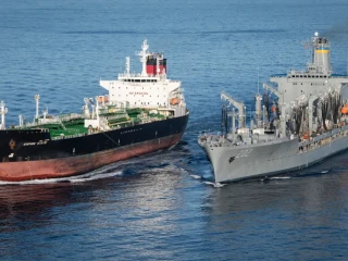 Megtankolni is nehezen tudja a hajóit az amerikai haditengerészet Iránnál