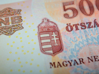 Ismét a lélektani határ alá kukucskált be a forint