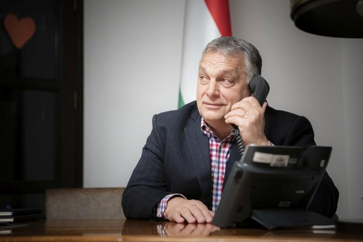 A Miniszterelnöki Sajtóiroda által közreadott képen Orbán Viktor miniszterelnök Donald Trump volt amerikai elnökkel folytat telefonbeszélgetést a Karmelita kolostorban 2022. január 18-án (Fotó: MTI/Miniszterelnöki Sajtóiroda/Benko Vivien Cher)