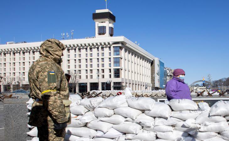 Ukrán katona és homokzsákok Kijev központjában. Fotó: Unian 