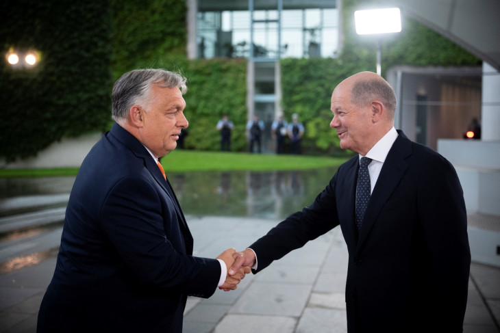  A Miniszterelnöki Sajtóiroda által közreadott képen Olaf Scholz kancellár fogadja Orbán Viktor kormányfőt Berlinben 2024. június 21-én. 