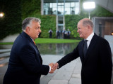  A Miniszterelnöki Sajtóiroda által közreadott képen Olaf Scholz kancellár fogadja Orbán Viktor kormányfőt Berlinben 2024. június 21-én. 
