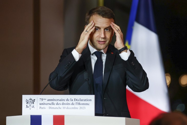 Fájhat Emmanuel Macron feje, mert az új törvény megosztja a pártját. Fotó: EPA/MOHAMMED BADRA      