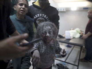 Egy izraeli légicsapásban megsebesült palesztin gyerek érkezik egy kórházba Khan Younisban a Gázai övezetben 2023. december 7-én. Fotó: EPA/HAITHAM IMAD 