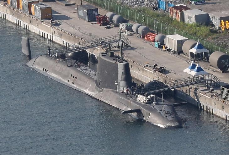 A HMS Artful, a brit haditengerészet atommeghajtású tengeralattjárója Dél-Koreában, 2021. augusztus 12-én. Az Egyesült Államok, az Egyesült Királyság és Ausztrália között nemrég kötött, nagy port kavart egyezmény keretében hasonló eszközökhöz juttatnák Ausztráliát a Kína-ellenes koalíció tagjai. Fotó: EPA / Yonhap