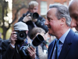 David Cameron immár brit külügyminiszterként nyilatkozott a sajtónak 2023. november 13-án a kormányfő rezidenciája, a Downing Street 10 előtt. Fotó: EPA/ANDY RAIN  
