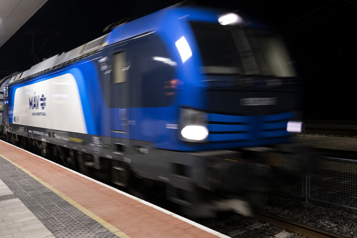  Kelebiára közlekedő teherszállító vonatszerelvény halad át Soroksár vasútállomáson 2026. február 27-én. Elindult hajnalban a forgalom a MÁV-csoport 150. számú vonalán, amely egyben az újjáépített Budapest-Belgrád vasútvonal magyarországi szakasza.