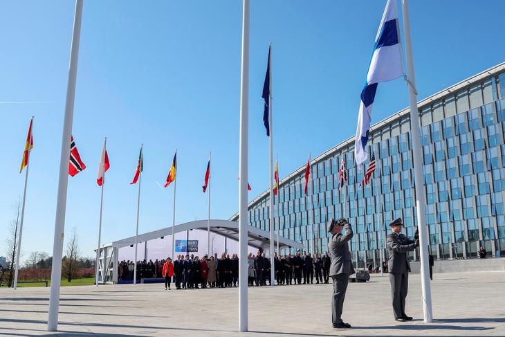 Ünnepélyes zászlófelvonás a finn csatlakozás alkalmából a NATO brüsszeli székháza előtt 2023. április 4-én. Fotó: EPA/JOHANNA GERON 