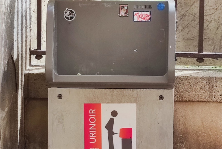 A híres utcai piszoárok egyike
