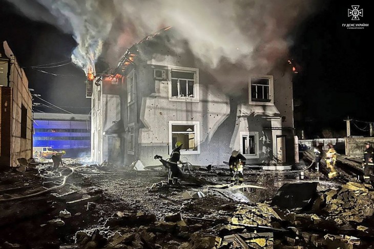 Az ukrán vészhelyzeti szolgálat által közreadott kép egy orosz rakétatámadásban kigyulladt épületről a kijev régióban 2024. január 30-án. Az ukrán légierő arról számolt be, hogy az orosz hadsereg Mikolajiv, Szumi, Harkiv és Kijev térségét 35 harci drónnal és két irányított rakétával támadta, közülük az ukrán légvédelem 15 drónt lelőtt. Fotó: MTI/EPA/Ukrán vészhelyzeti szolgálat