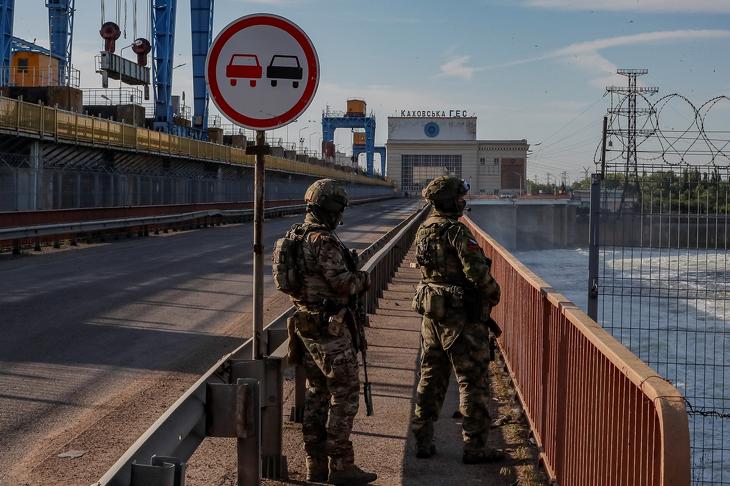 Orosz katonák a kakhovkai erőműmél Herszon közelében. Fotó: EPA/SERGEI ILNITSKY 