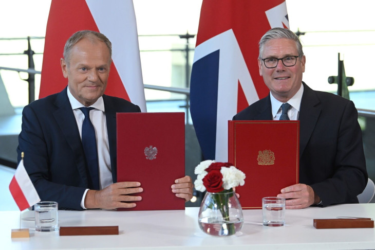Donald Tusk  és Keir Starmer a védelmi és biztonsági partnerségi szerződés aláírt példányaival a brit légierő Northolt repülőterén, a nyugat-londoni Uxbridge közelében 2026. május 27-én