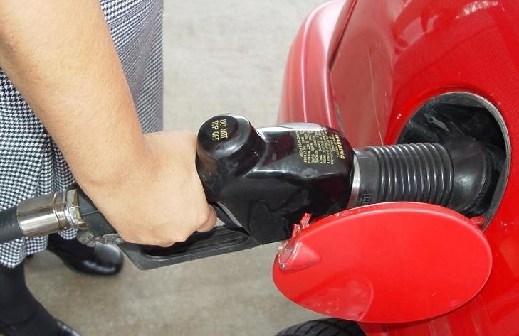 Lehet menni tankolni, olcsóbb lett a benzin