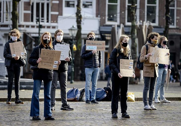 A koronavírus-járvány miatt bezárt középiskolák, kollégiumok és egyetemek mielőbbi újranyitását követelik holland diákszervezetek tagjai Hágában 2021. február 17-én. MTI/EPA/ANP/Robin Van Lonkhuijsen