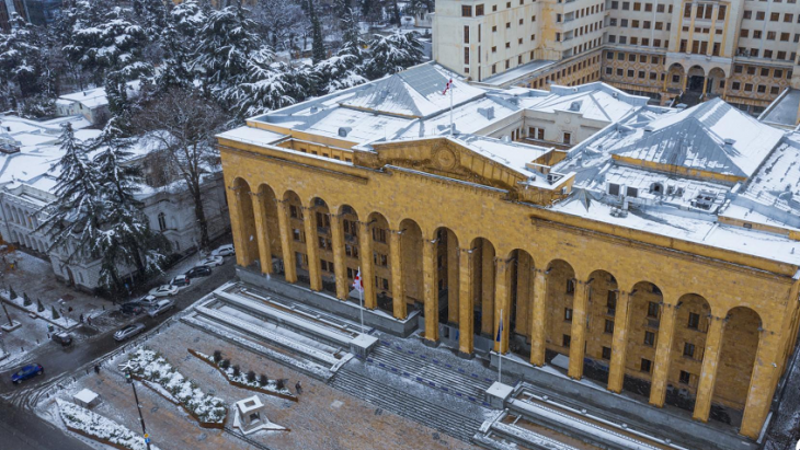 A tbiliszi parlamentben legtöbben a grúz álmot képviselik.  Foró: Georgian Travel Guide