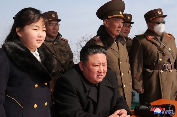 Kim Dzsong Un észak-koreai vezető megtekintette a hadsereg egy esetleges háborúra adott válaszlépését szimuláló gyakorlatát 2023. márciusában. Fotó: KCNA