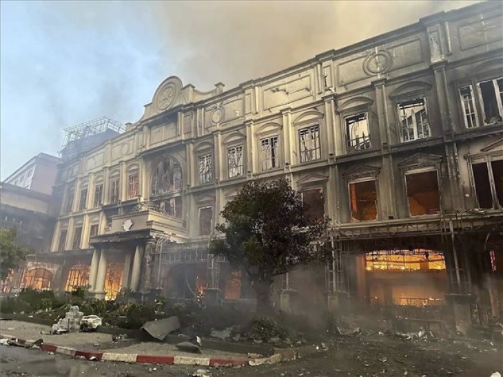 A kambodzsai Fresh News hírportál által közreadott felvételen lángokban áll a Grand Diamond City Hotel kaszinószálloda az északnyugat-kambodzsai Poipet városában 2022. december 28-án. A tűzben legkevesebb tíz ember meghalt és százan megsérültek. Fotó: MTI/AP/Fresh News