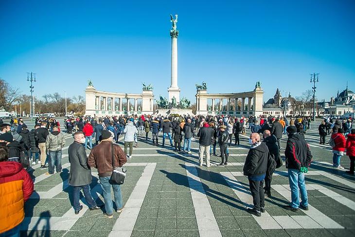 Demonstráció a vendéglátóhelyek, szálláshelyek nyitvatartásáért a Hősök terén Budapesten 2021. február 1-jén. MTI/Balogh Zoltán