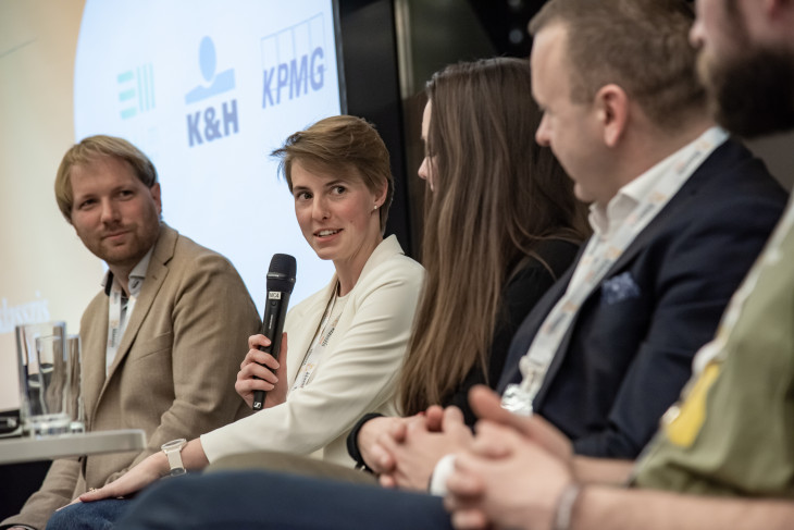 Szelley-Bereczki Anna (a mikrofonnal) szerint lebonthatók a generációs különbségek