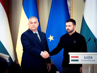 A Miniszterelnöki Sajtóiroda által közreadott képen Orbán Viktor miniszterelnök (b) és Volodimir Zelenszkij ukrán elnök kezet fog a tárgyalásuk után tartott sajtótájékoztatón Kijevben 2024. július 2-án