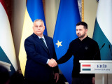 A Miniszterelnöki Sajtóiroda által közreadott képen Orbán Viktor miniszterelnök (b) és Volodimir Zelenszkij ukrán elnök kezet fog a tárgyalásuk után tartott sajtótájékoztatón Kijevben 2024. július 2-án