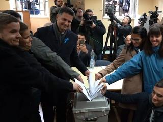 Márki-Zay Péter családjával egy zsúfolt helyiségben szavazott